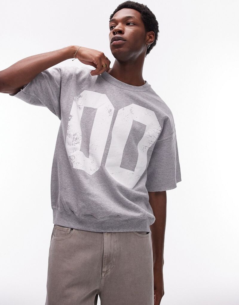 

Topman — толстовка оверсайз с короткими рукавами серого меланжевого цвета и принтом номера
