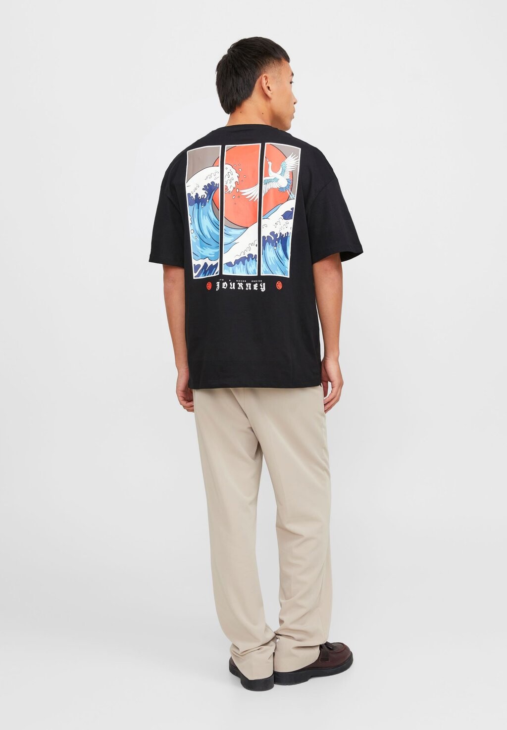

Футболка с принтом JORBRADLEY BEHIND TEE Jack & Jones, черный