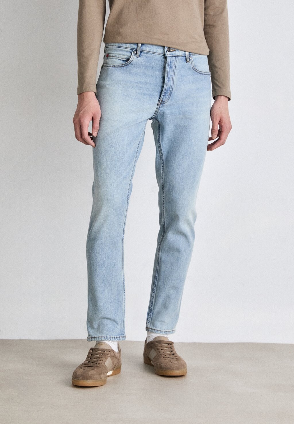

Джинсы зауженного кроя HUGO, цвет light/pastel blue