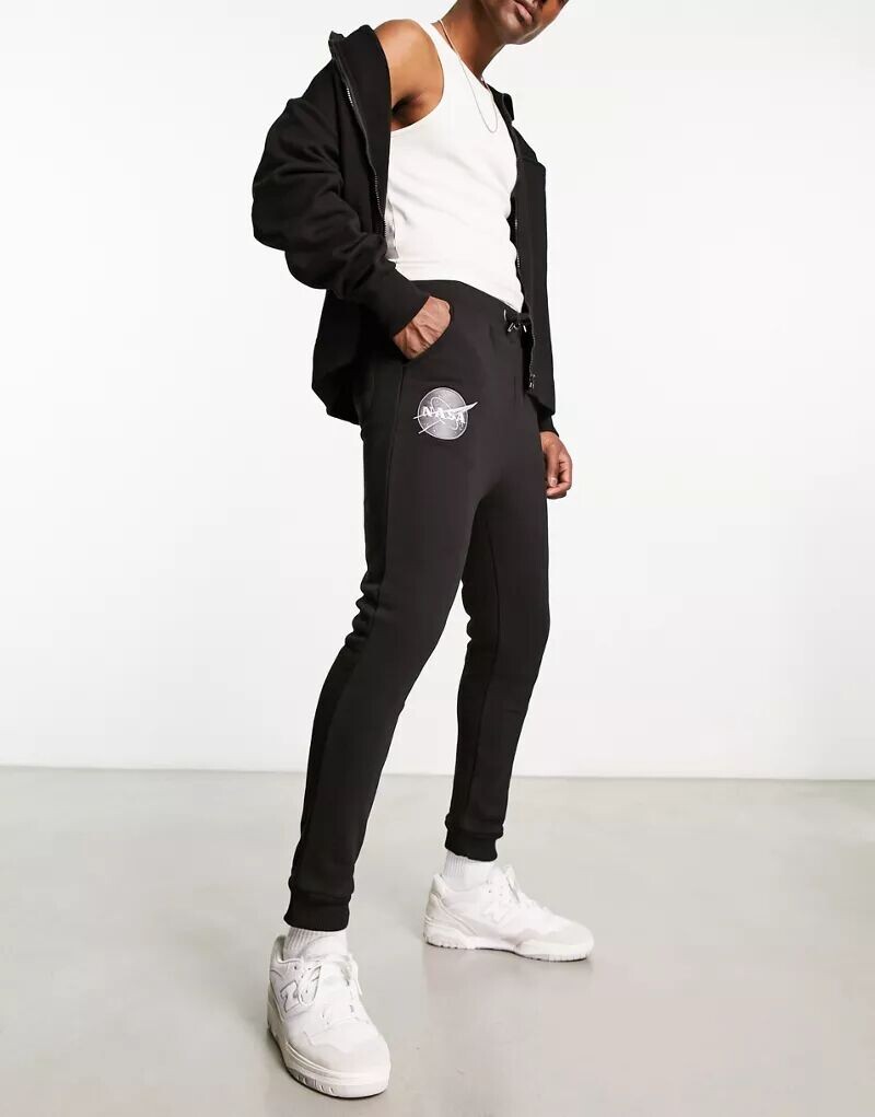 

Черные тканевые джоггеры-карго с нашивкой NASA Alpha Industries
