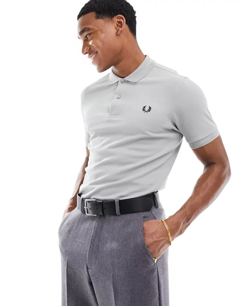 

Бежевая однотонная футболка-поло Fred Perry