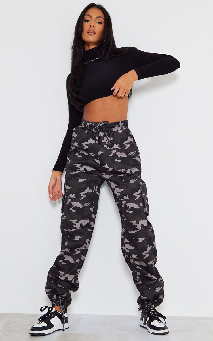 

PrettyLittleThing Высокое серое камуфляжное карго на шнурке