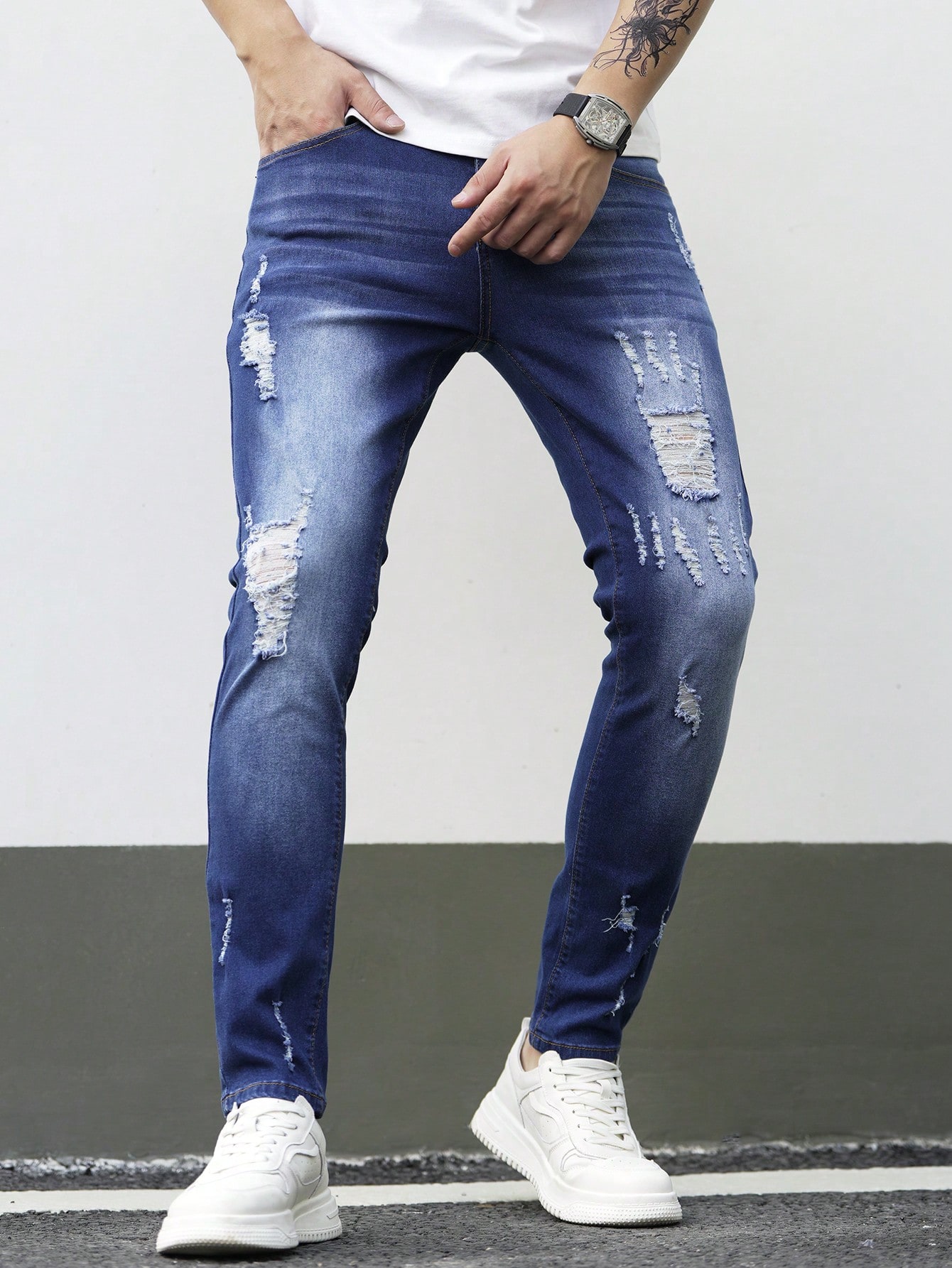 цена Мужские потертые джинсы Manfinity Homme, темная стирка
