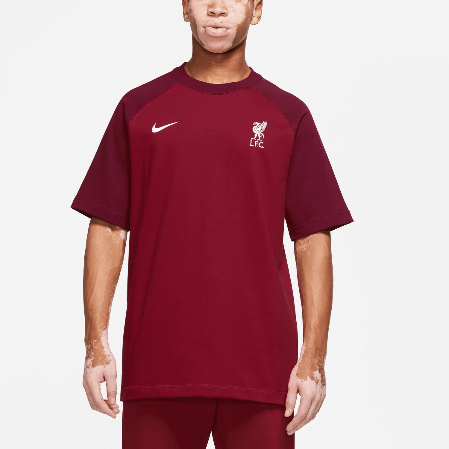 цена Мужская красная футболка реглан Liverpool Travel Nike