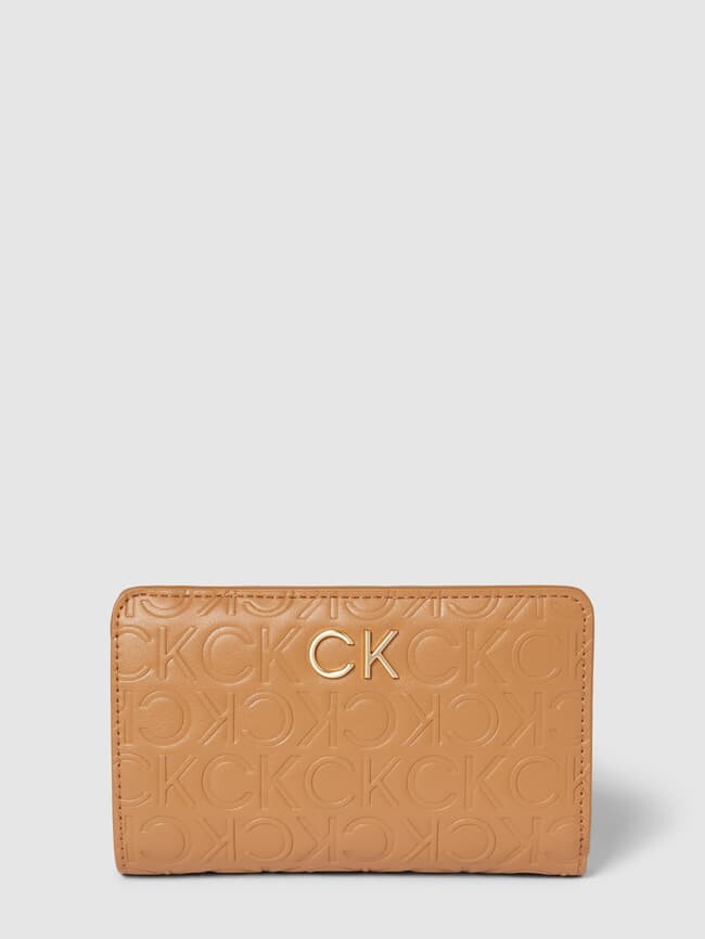 

Кошелек с тиснением этикетки Calvin Klein, коричневый