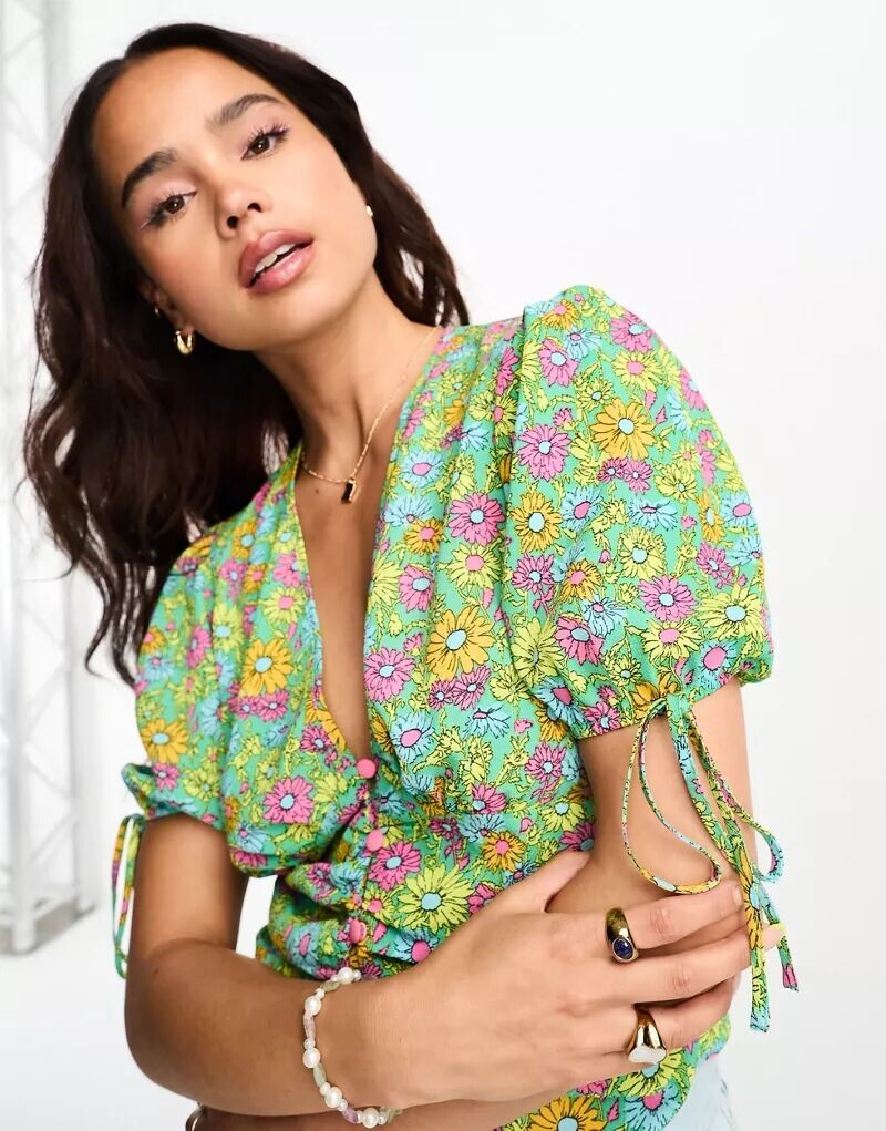 

Блуза-футболка на пуговицах с рюшами на талии ASOS с ярким цветочным принтом