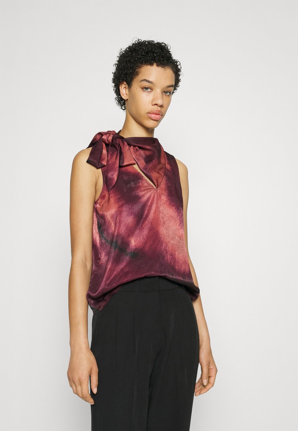 

Верх DKNY БЛУЗКА С ЗАВЯЗКОЙ, цвет bricklane multi