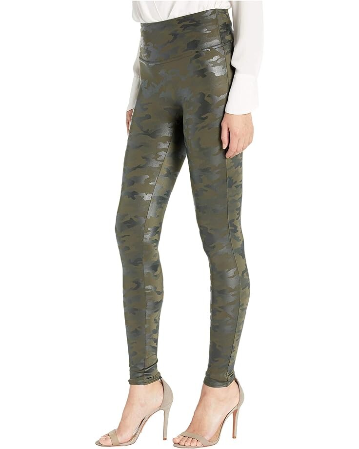 

Брюки Spanx Faux Leather Camo Leggings, цвет Matte Olive Camo