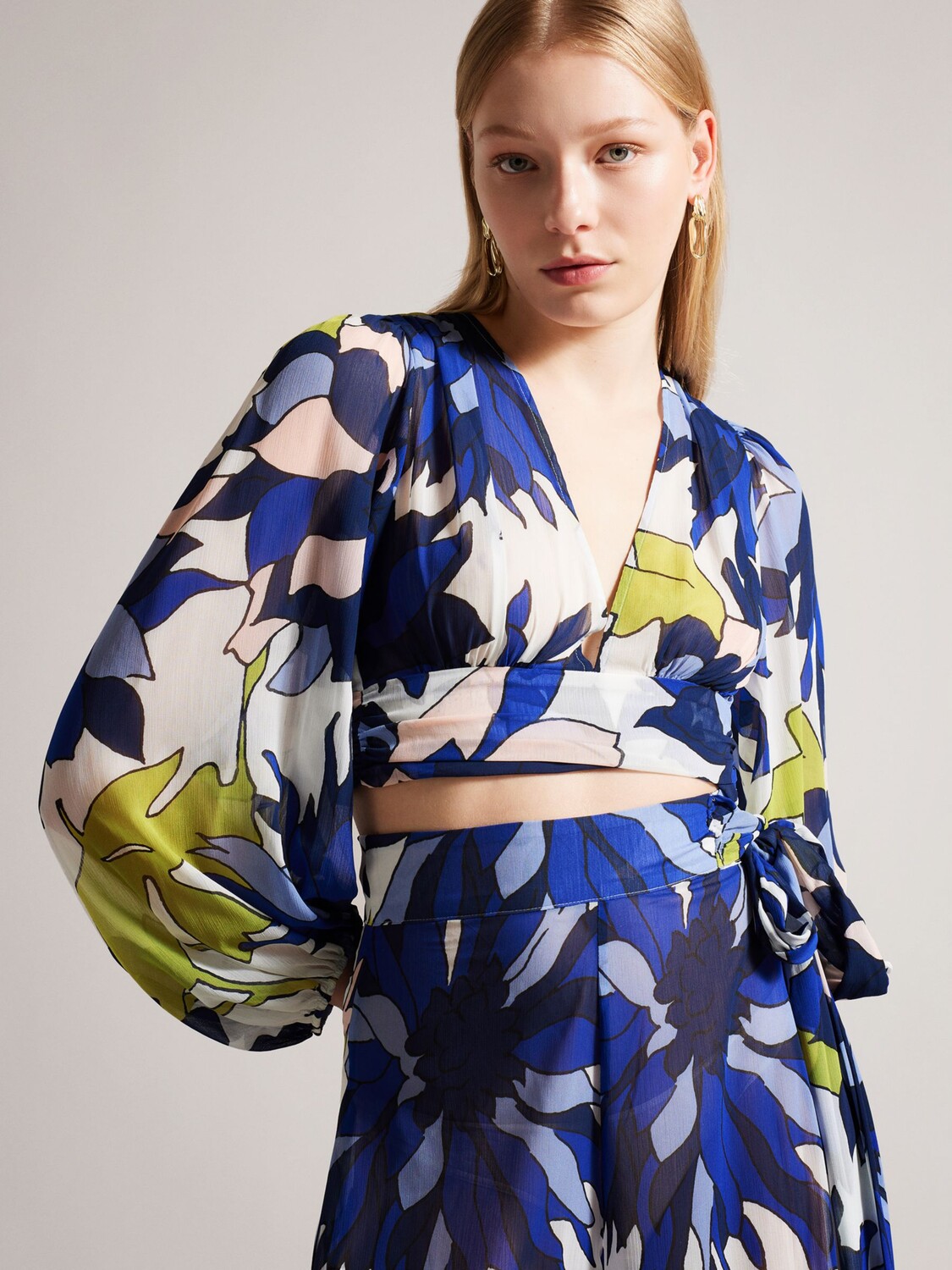 

Пляжный укороченный топ с цветочным принтом Ted Baker Chrysan, синий