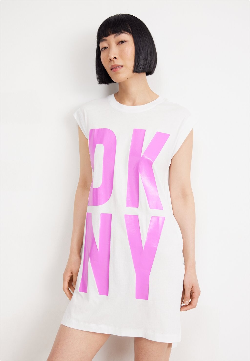 

Платье из джерси EXPLODED LOGO TUNIC DKNY, цвет white/shocking pink