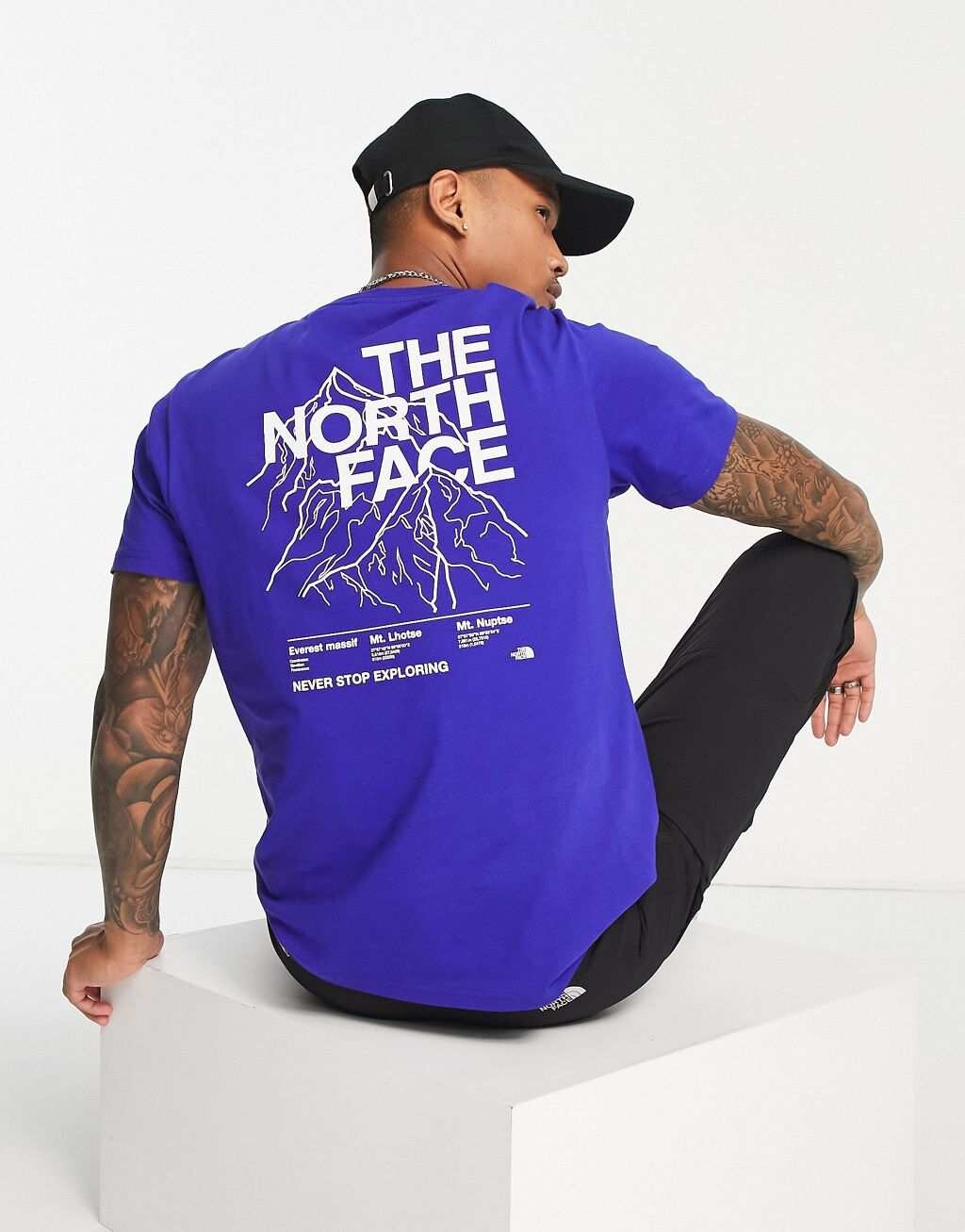 

Темно-синяя футболка с принтом на спине The North Face Mountain Outline эксклюзивно на ASOS