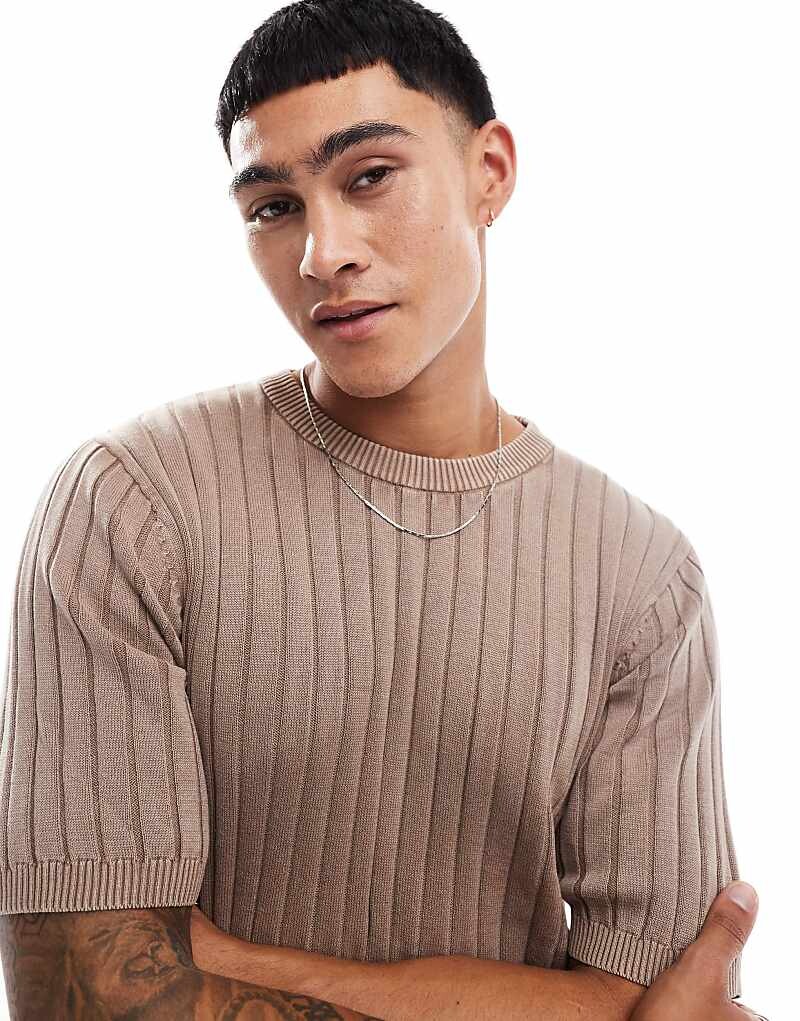 

ASOS DESIGN – Приталенная футболка коричневой вязки в рубчик