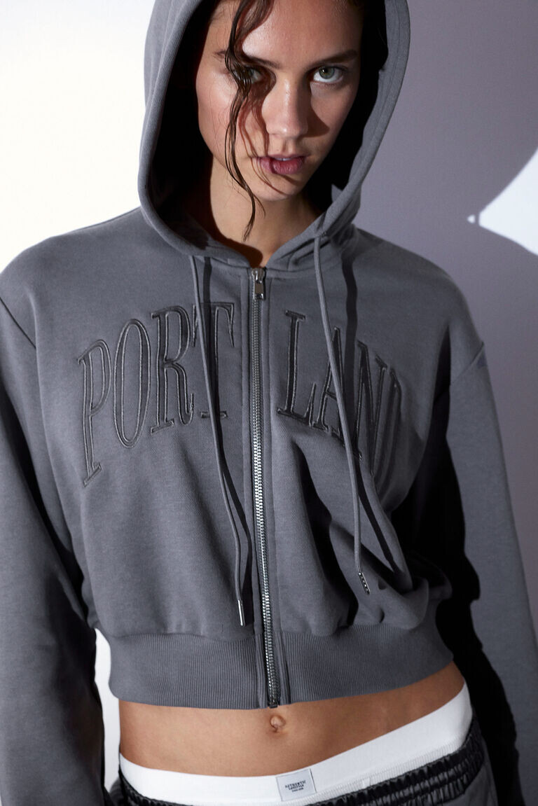 

Укороченное худи на молнии с мотивом H&M, серый