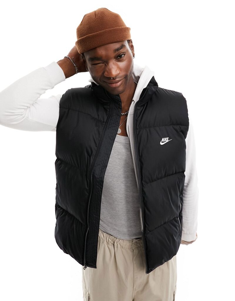

Черный пуховик Nike Club