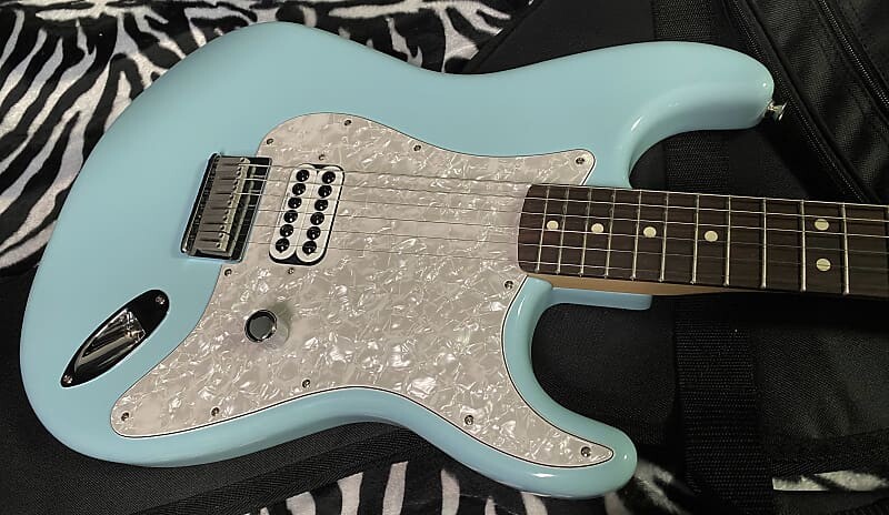 

Электрогитара 2023 Fender Limited Edition Tom DeLonge Stratocaster - Daphne Blue - In-Stock! Gig Bag - Only 7.5lbs - Serial #MX23143082