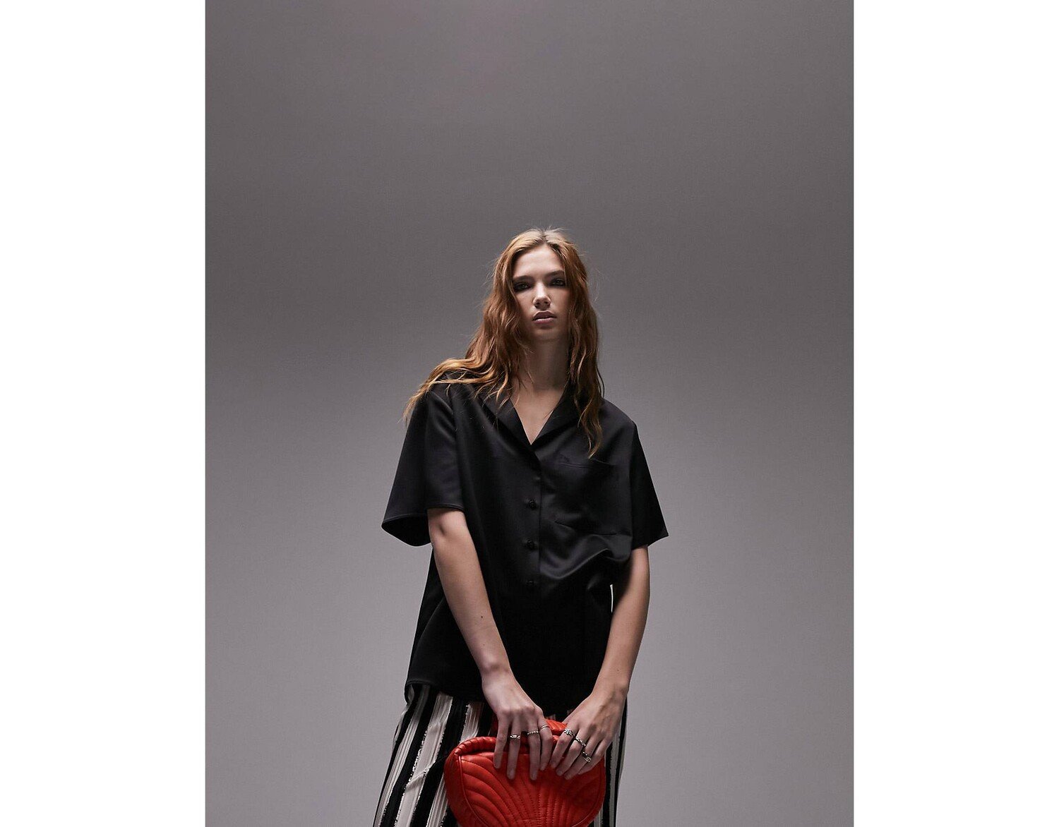 

Черная атласная рубашка с короткими рукавами Topshop
