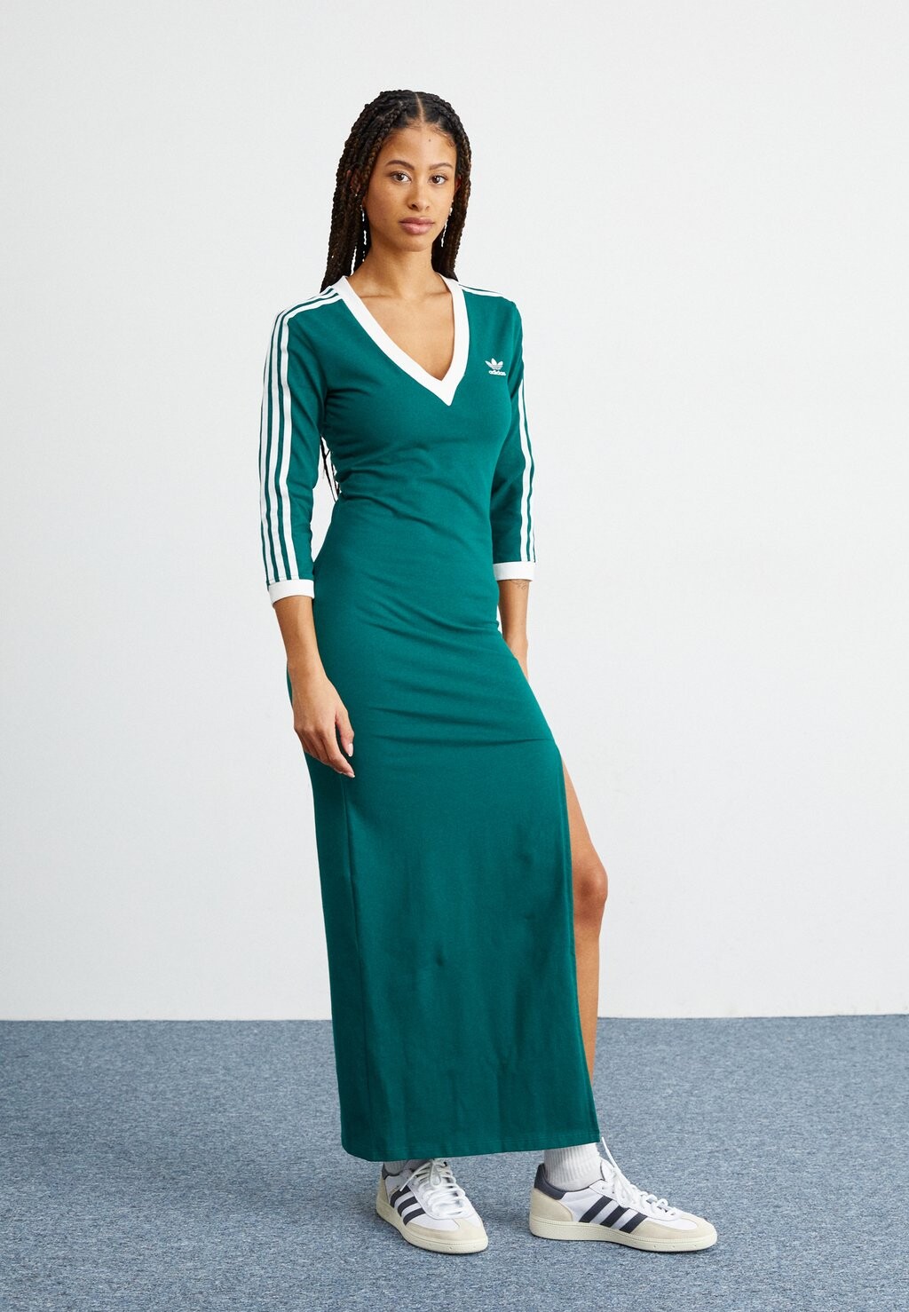 

Платье из джерси adidas Originals ПЛАТЬЕ С V ВЫРЕЗОМ, цвет collegiate green