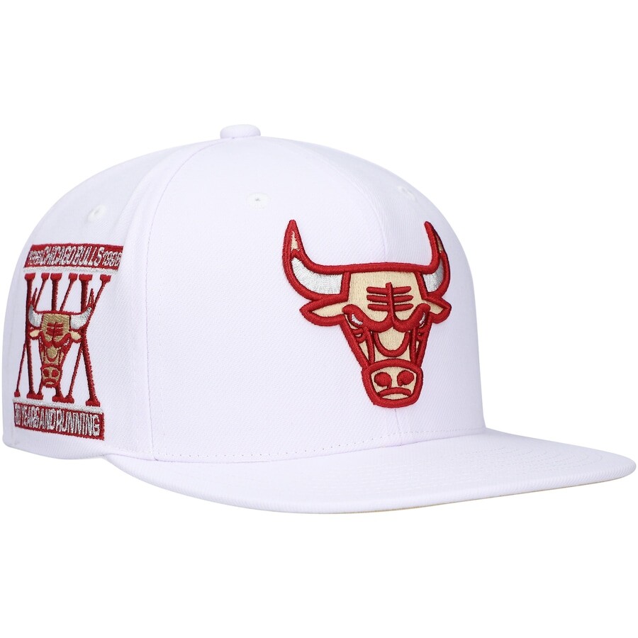 

Бейсболка Mitchell & Ness Chicago Bulls, белый