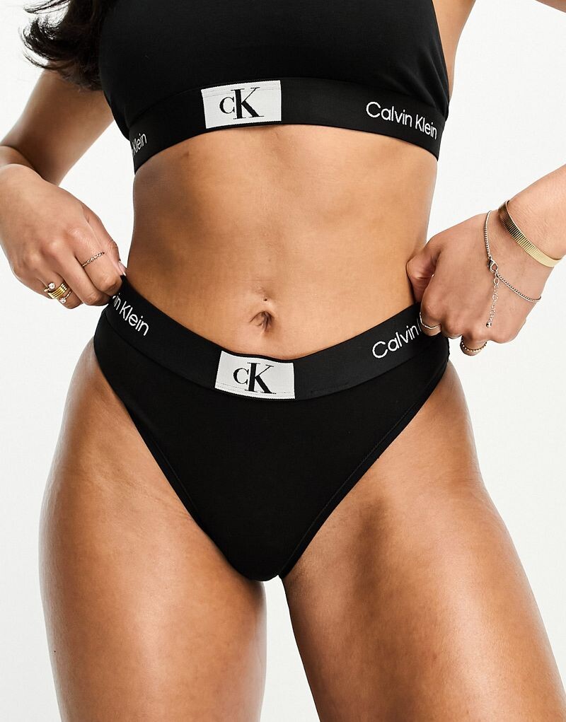 

Черные стринги Calvin Klein CK 96
