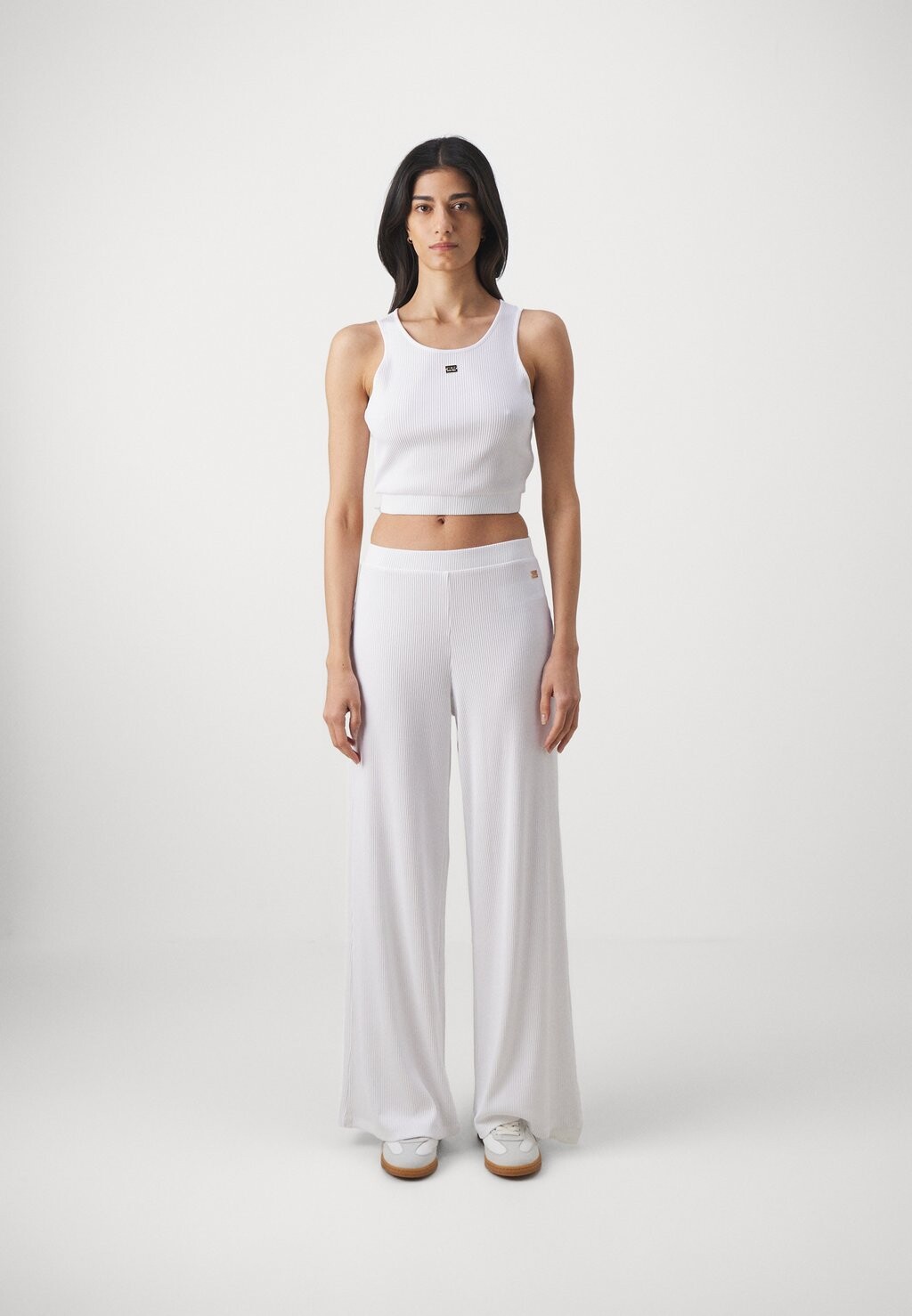 

Спортивный костюм EA7 Emporio Armani, белый