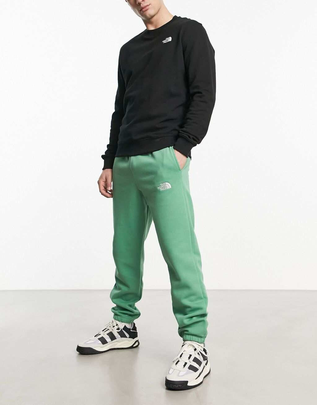 

Зеленые джоггеры оверсайз The North Face Essential эксклюзивно на ASOS