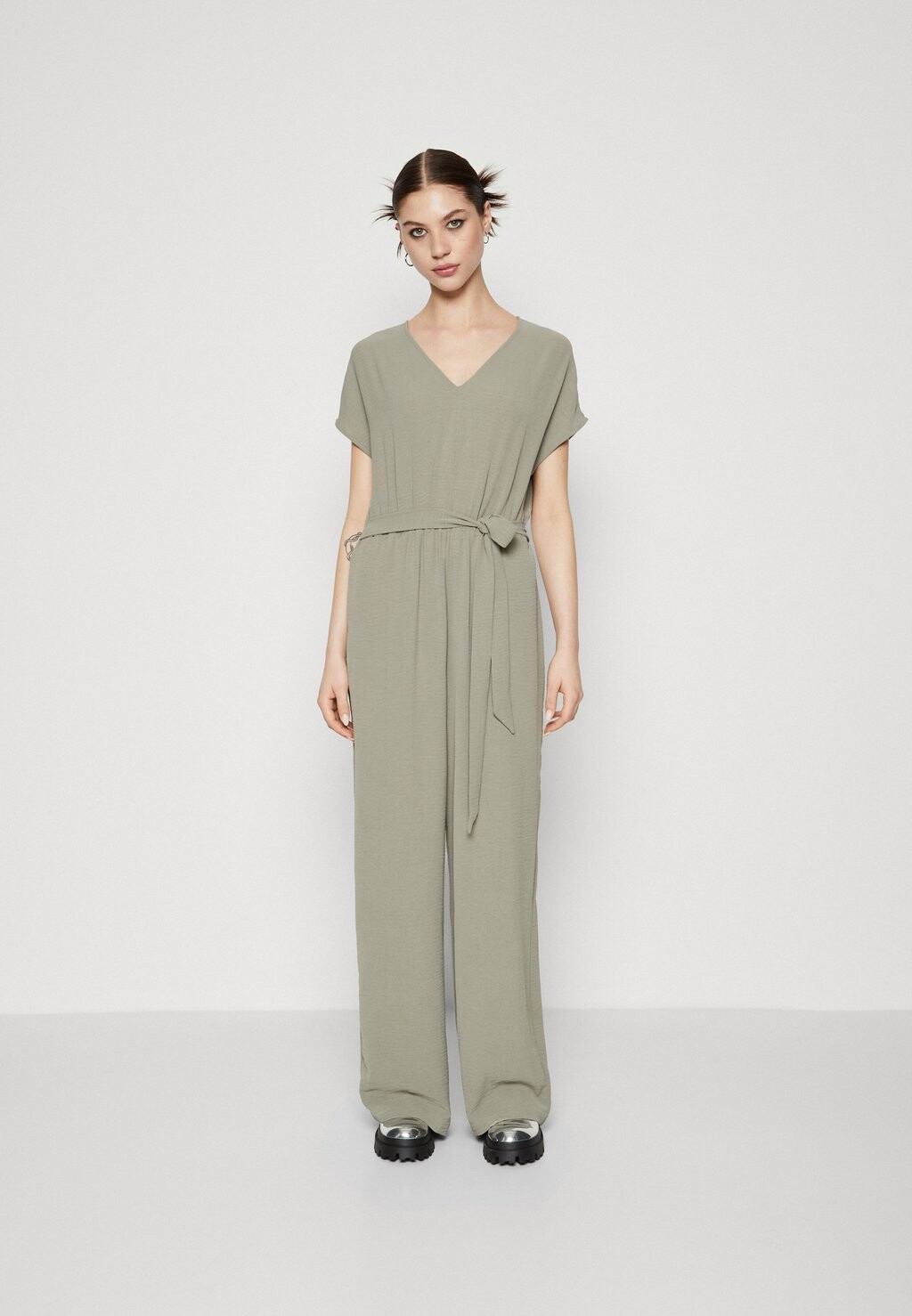 

Комбинезон VMALVA V NECK Vero Moda, цвет vetiver