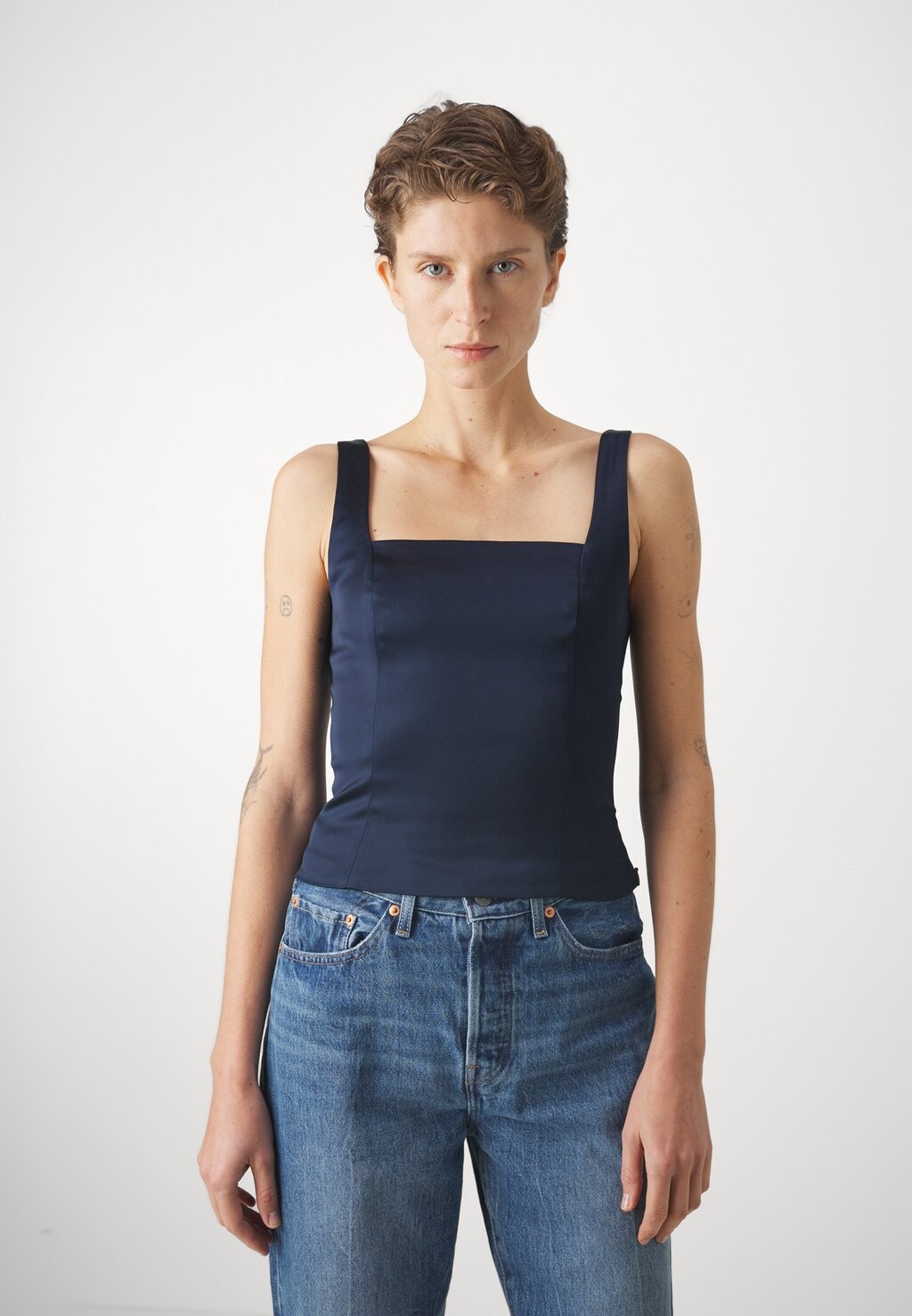

Топ Abercrombie & Fitch ТОП SATIN SCULPT С КВАДРАТНЫМ ВЫРЕЗОМ, ТЕМНО-СИНИЙ