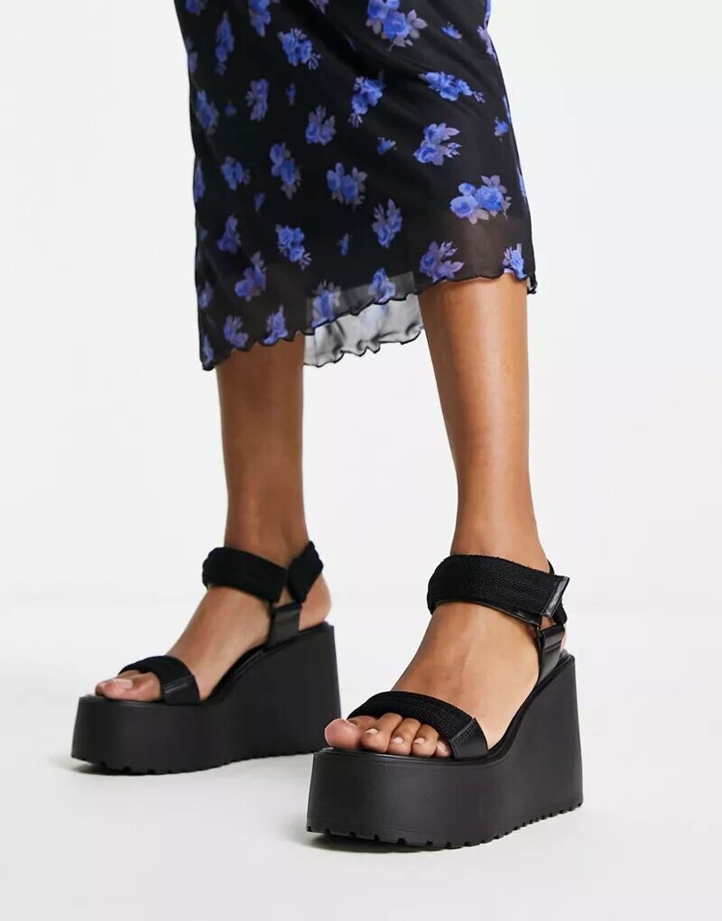 

Черные спортивные босоножки на массивной танкетке ASOS Trina