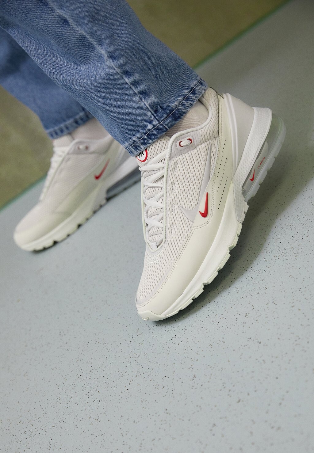 

Кроссовки Nike Air Max Pulse, фантом / светоотражающий серебристый