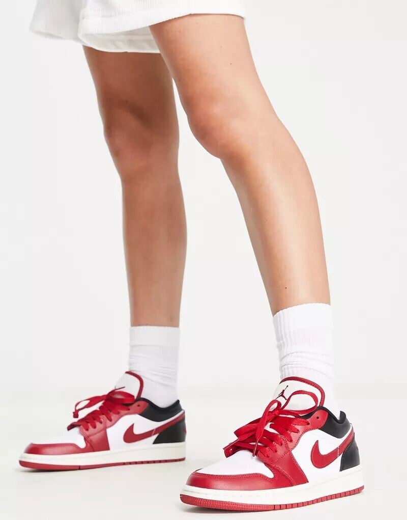 

Спортивно-красные кроссовки Air Jordan 1 Low