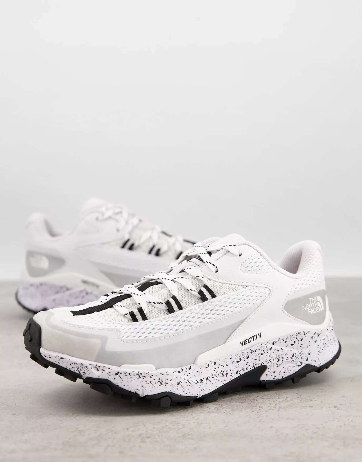 

Белые и черные кроссовки The North Face VECTIV Taraval