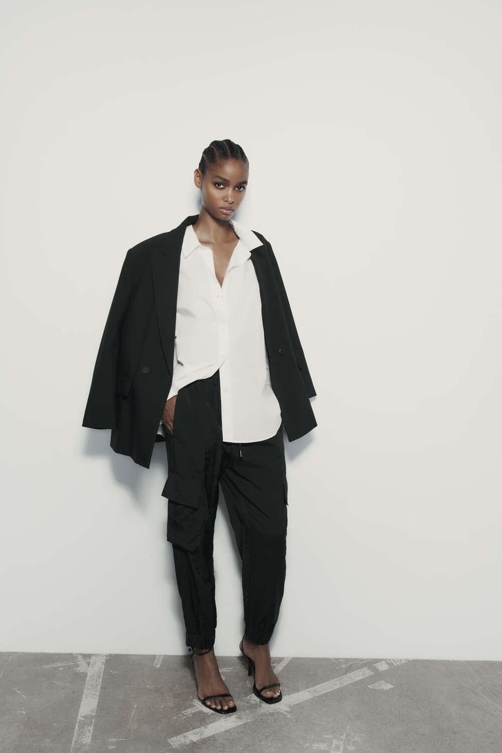 

Брюки карго с эластичным поясом ZARA, черный