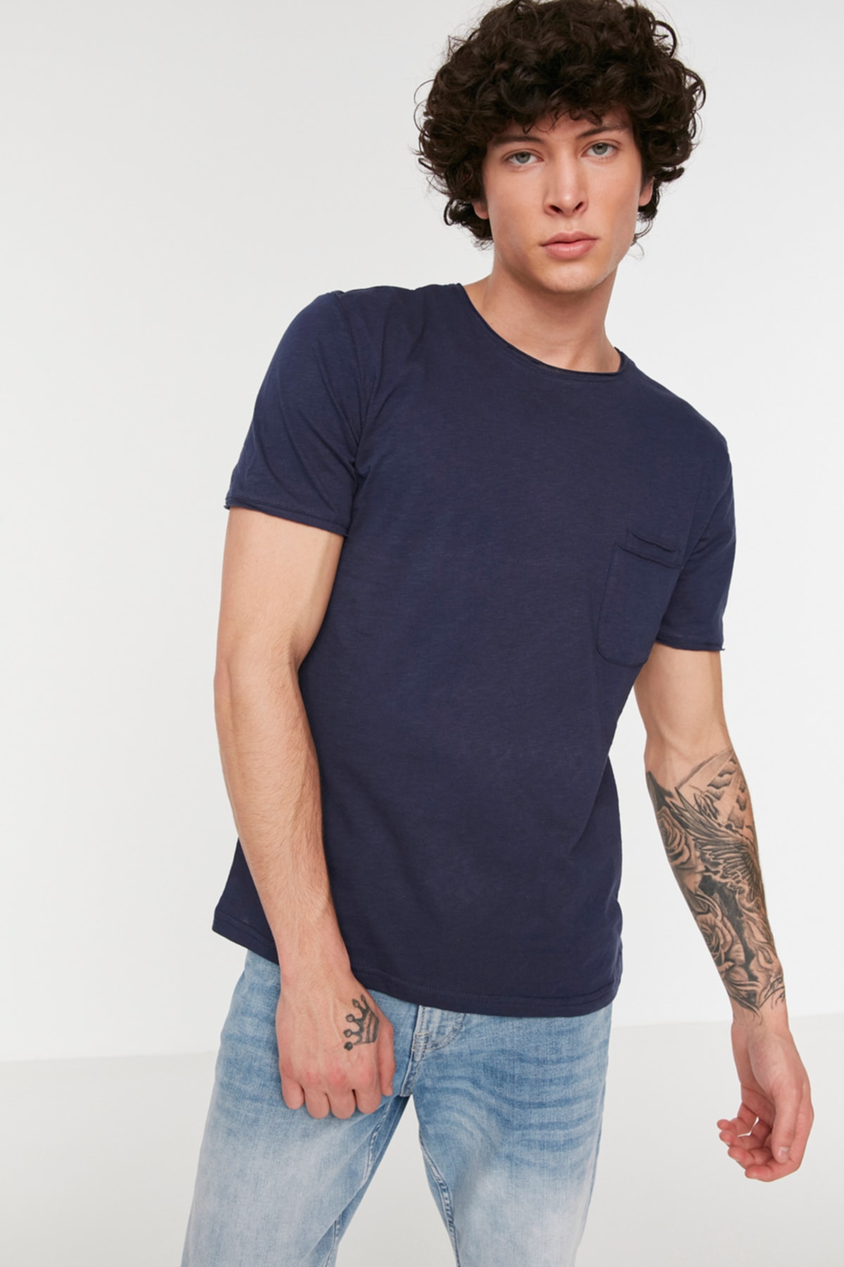 

Темно-синяя мужская тонкая футболка с короткими рукавами и карманами из 100% хлопка Trendyol, темно-синий