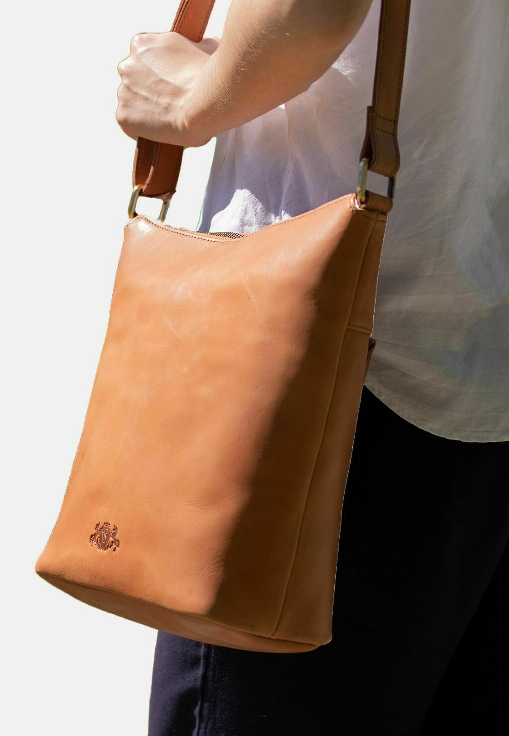 

Сумка через плечо LEATHER HOBO BAG EMY L SID & VAIN, цвет braun