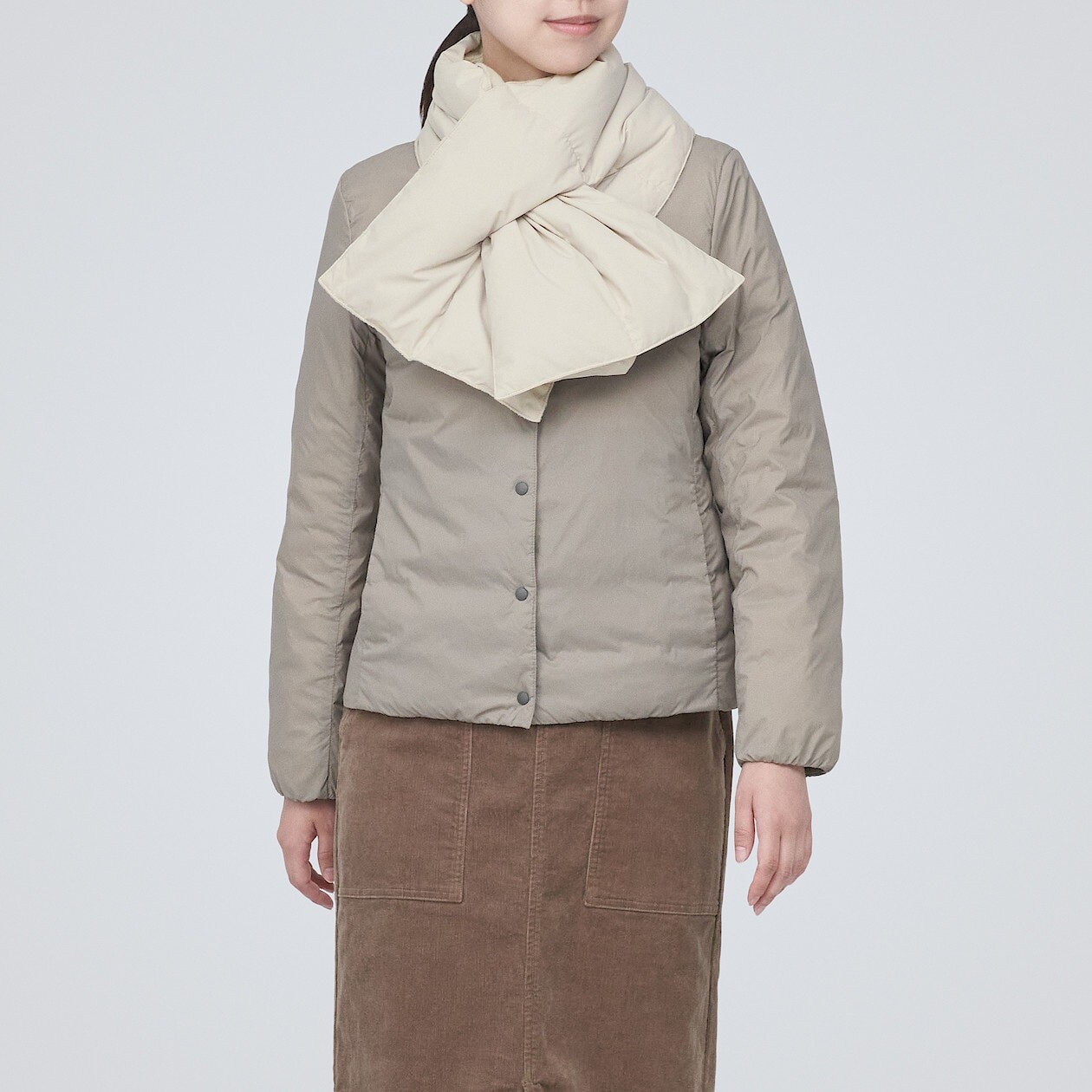

Карманный пуховый глушитель из водоотталкивающей ткани MUJI, слоновая кость