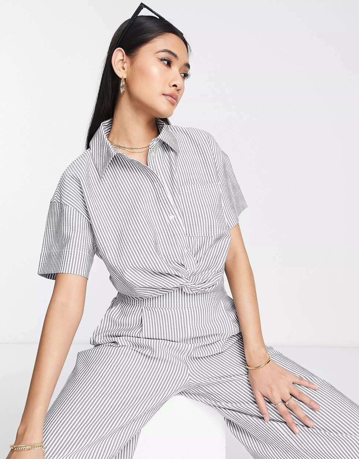 

Укороченная рубашка Vero Moda в серо-белую полоску