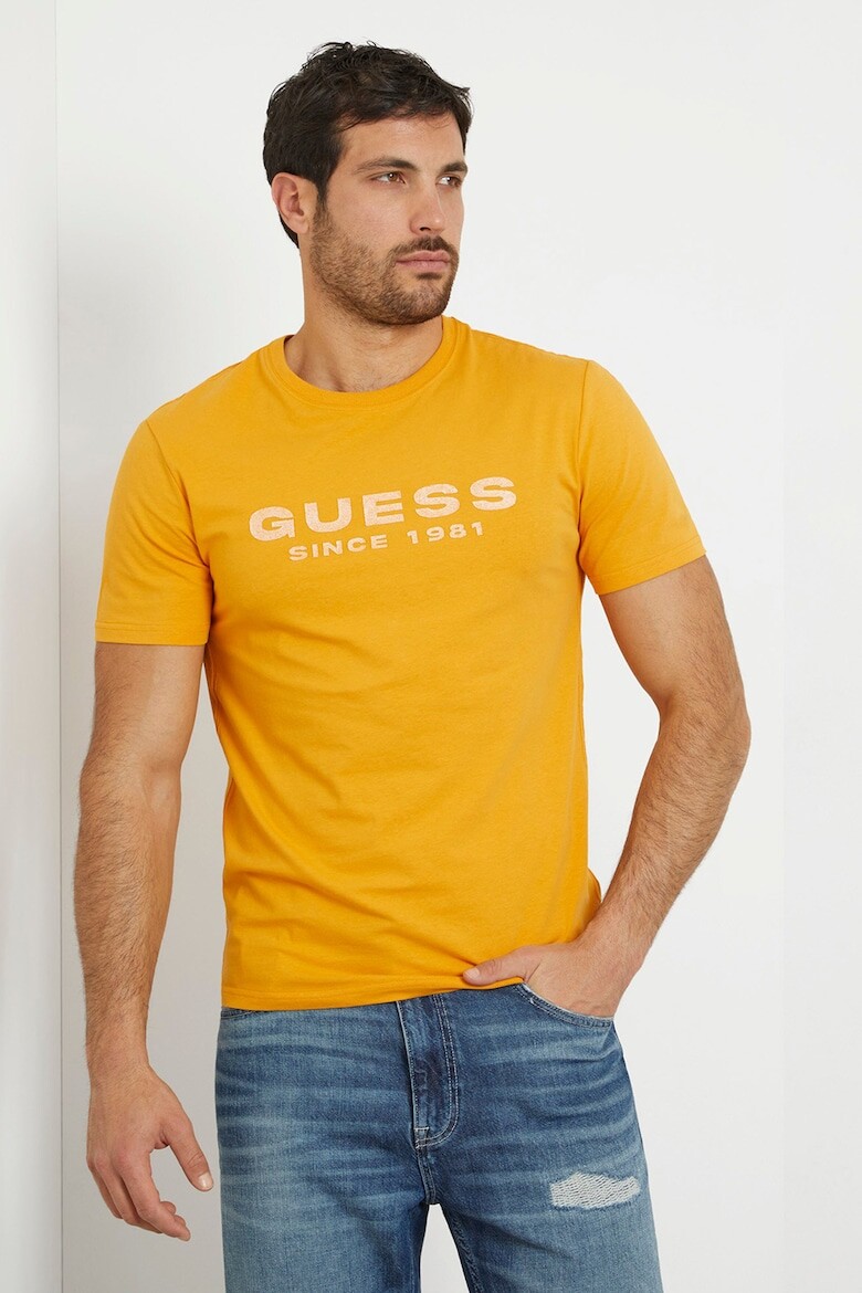 

Футболка с овальным вырезом и логотипом Guess, охра