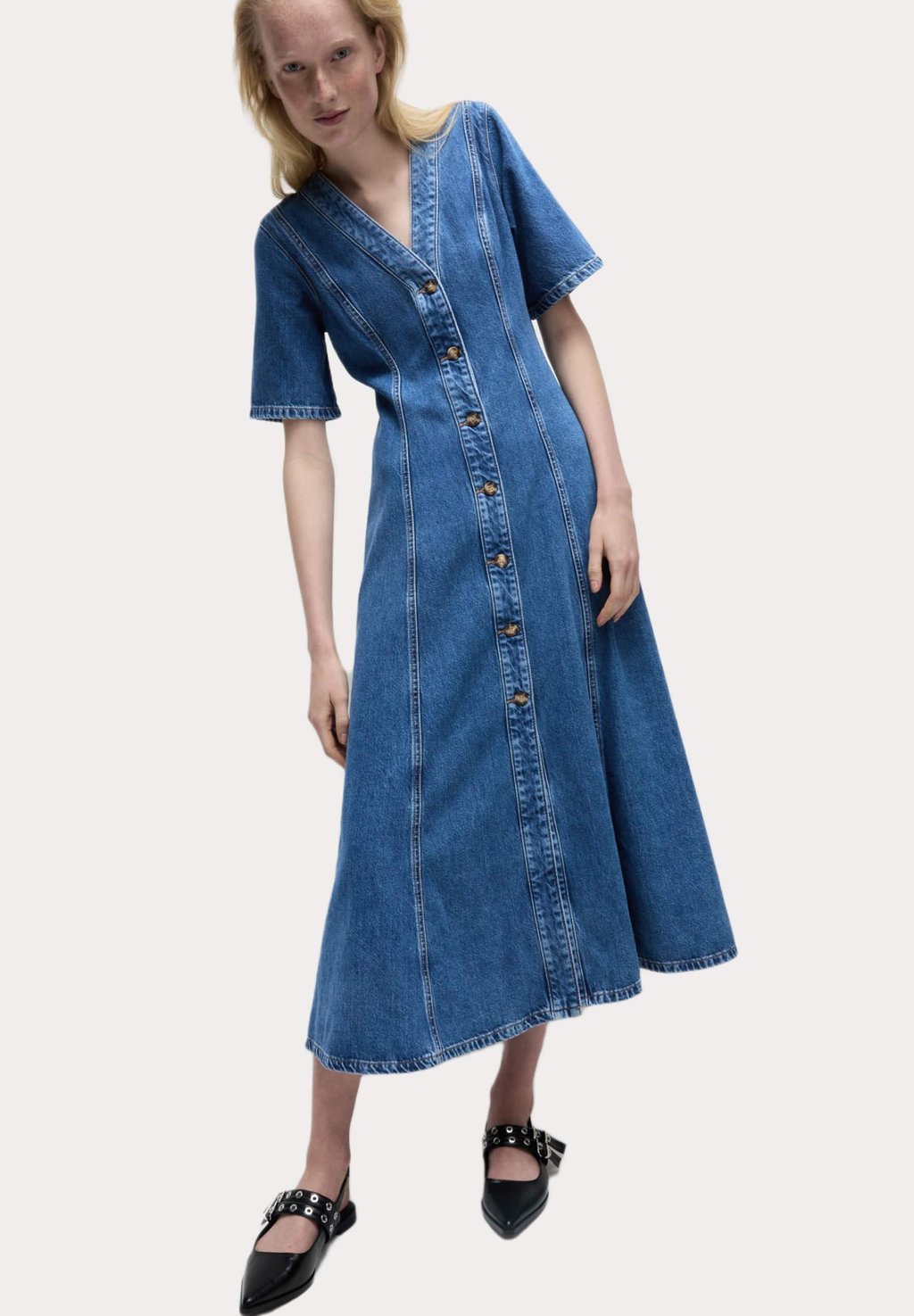 

Платье из денима V-NECK BUTTON THROUGH MIDI SKATER Marks & Spencer, цвет Mottled Blue