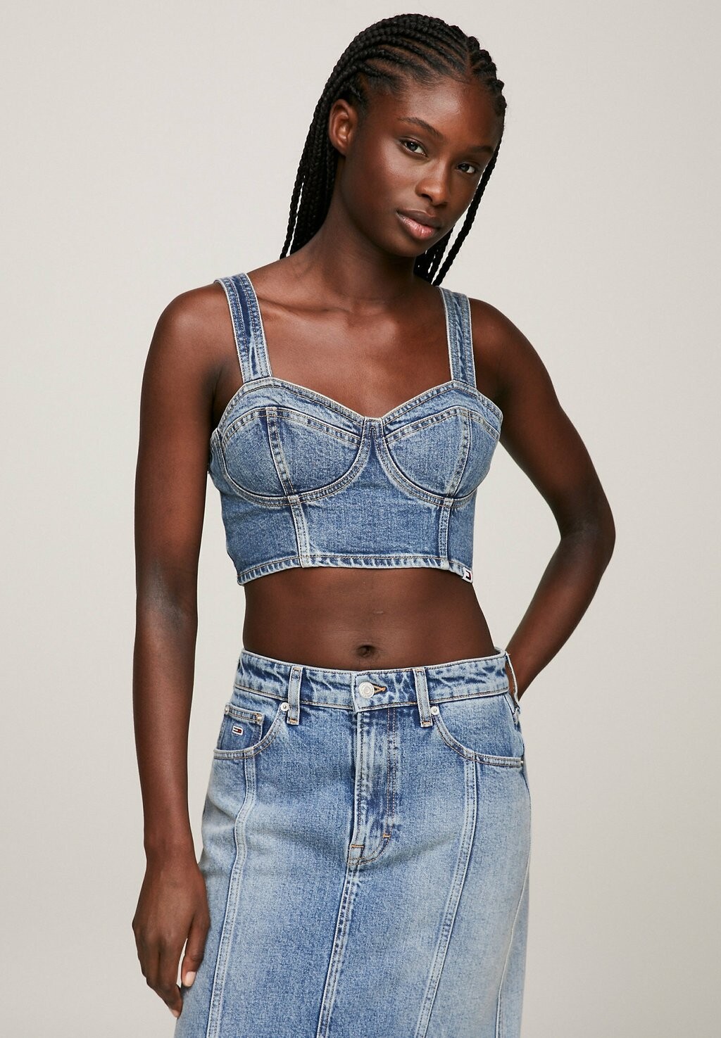 

Топ Crop Tommy Jeans, цвет denim medium