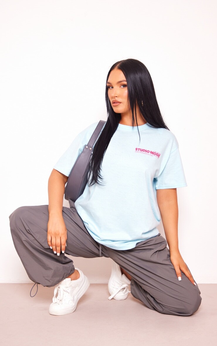

PrettyLittleThing Синяя футболка с принтом Studio Mode, Синий