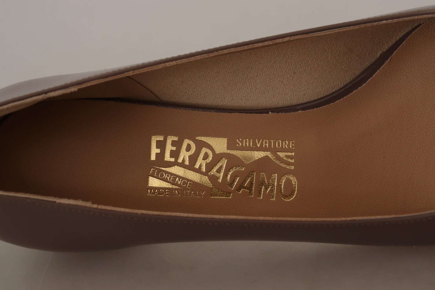 

Salvatore Ferragamo Туфли из кожи теленка из наплака Женская обувь, коричневый