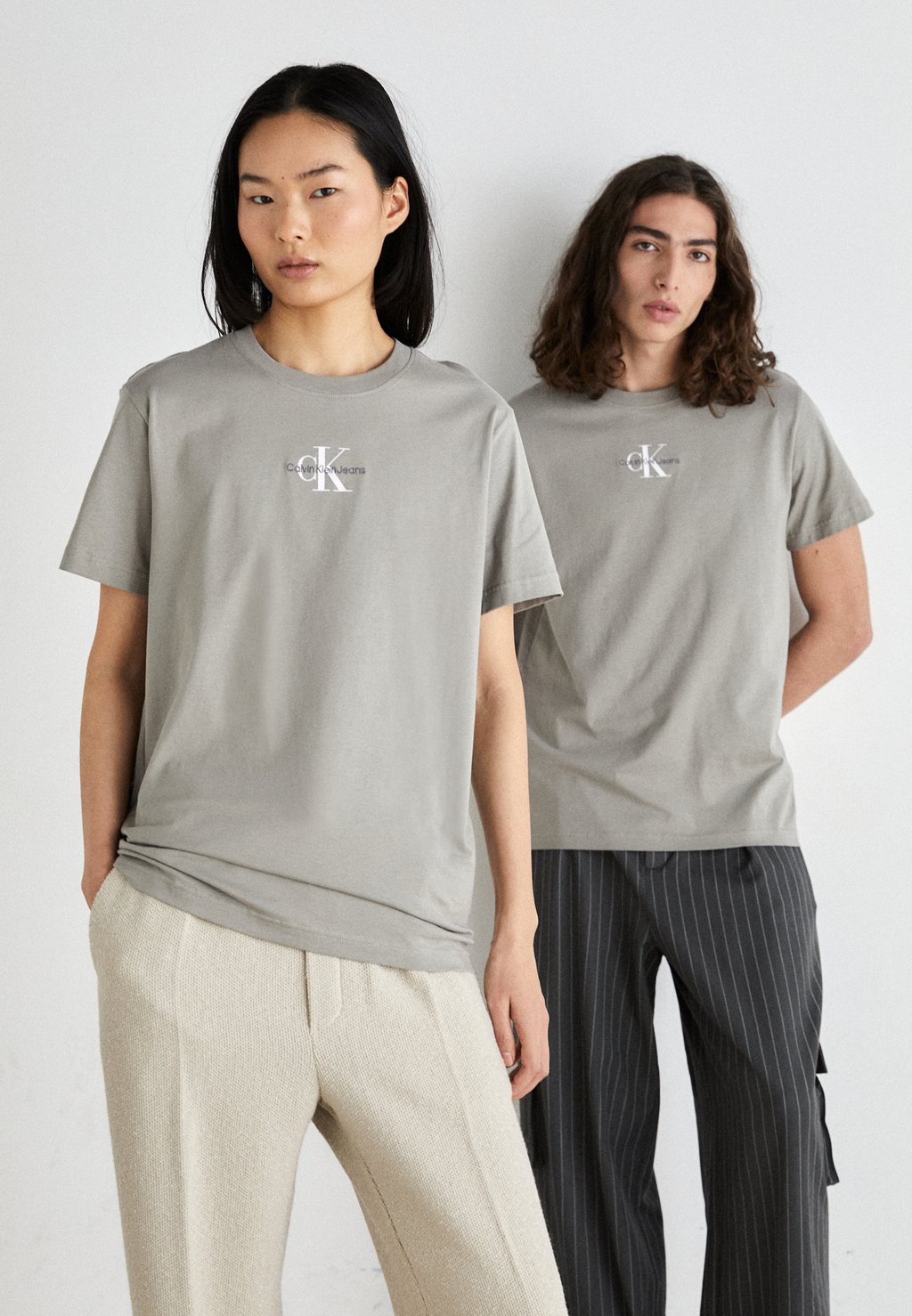 цена Базовая футболка Regular Tee Small Monologo Unisex Calvin Klein Jeans, цвет elephant skin
