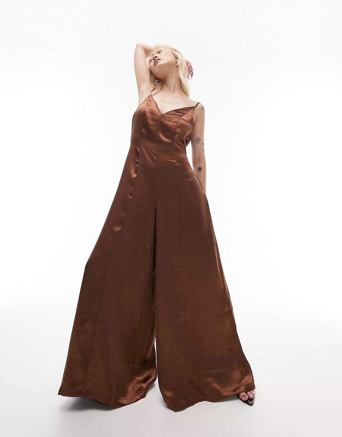 

Шоколадный атласный комбинезон с широкими штанинами Topshop Petite
