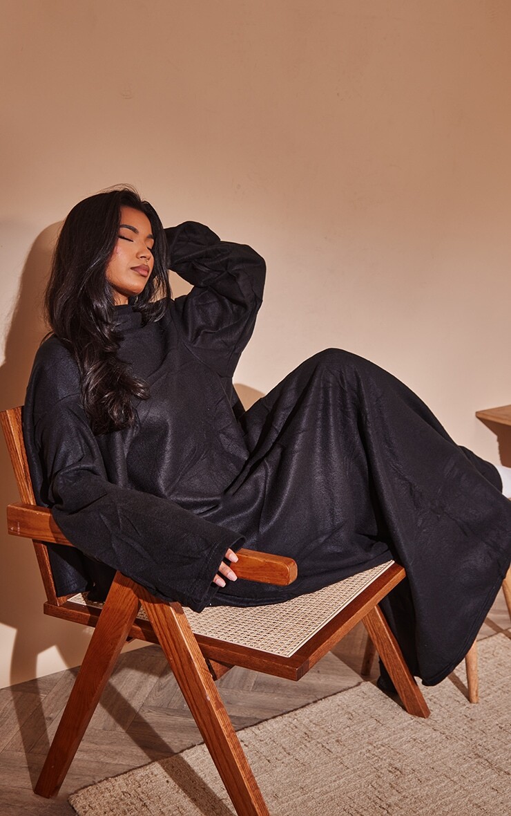 

PrettyLittleThing Черное флисовое носимое одеяло