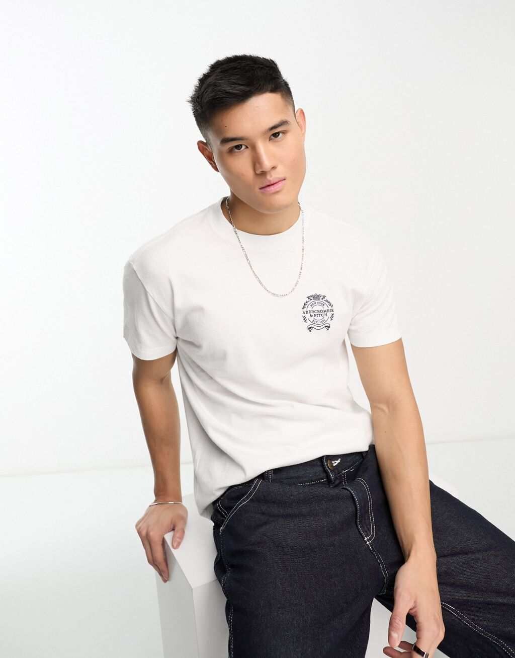 

Белая футболка с логотипом Abercrombie & Fitch