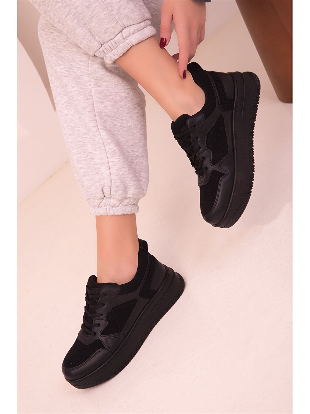 цена Женская спортивная обувь на шнуровке Soho Exclusive, черный