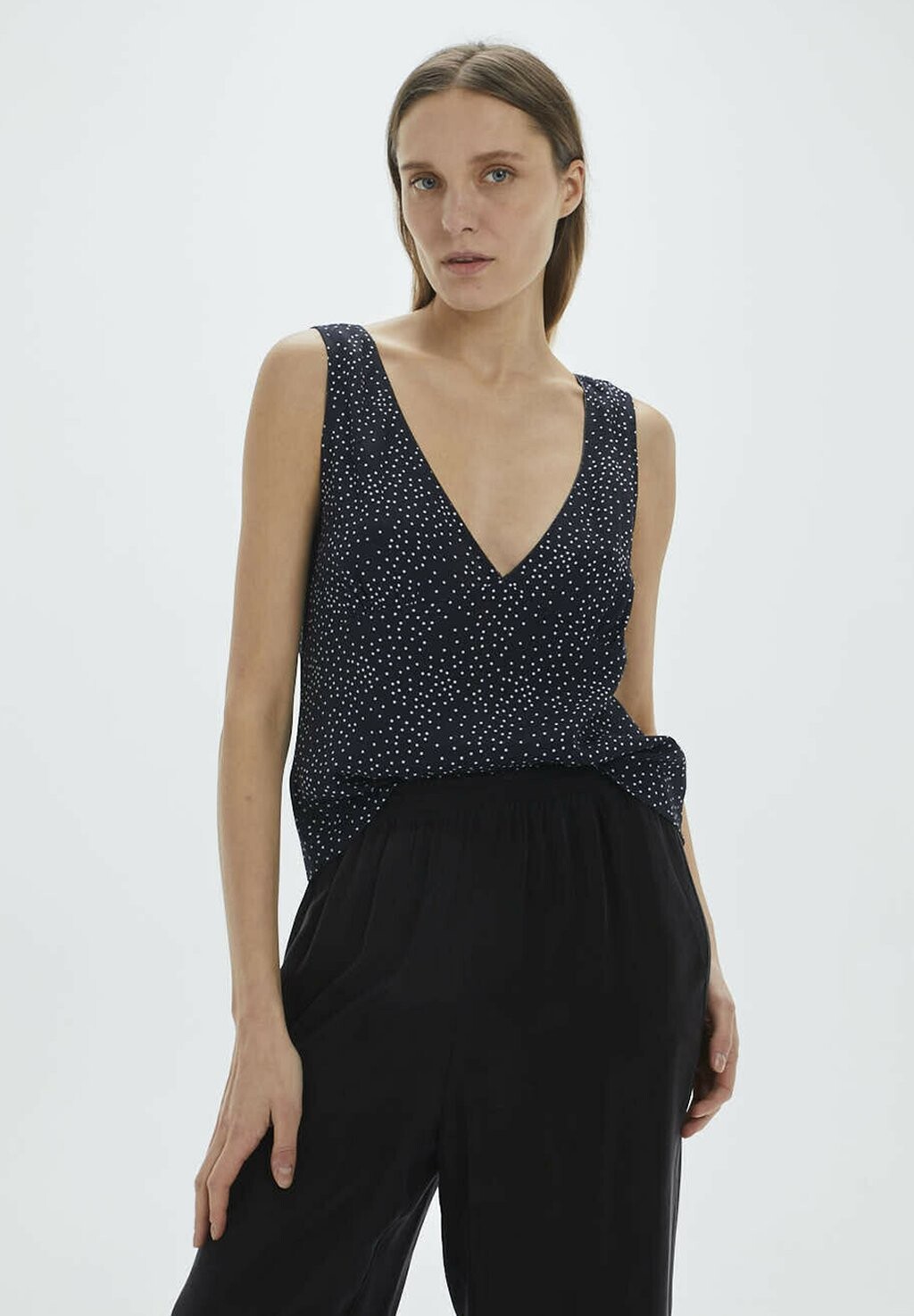 

Топ V-NECK DOT PRINT System Action, цвет black