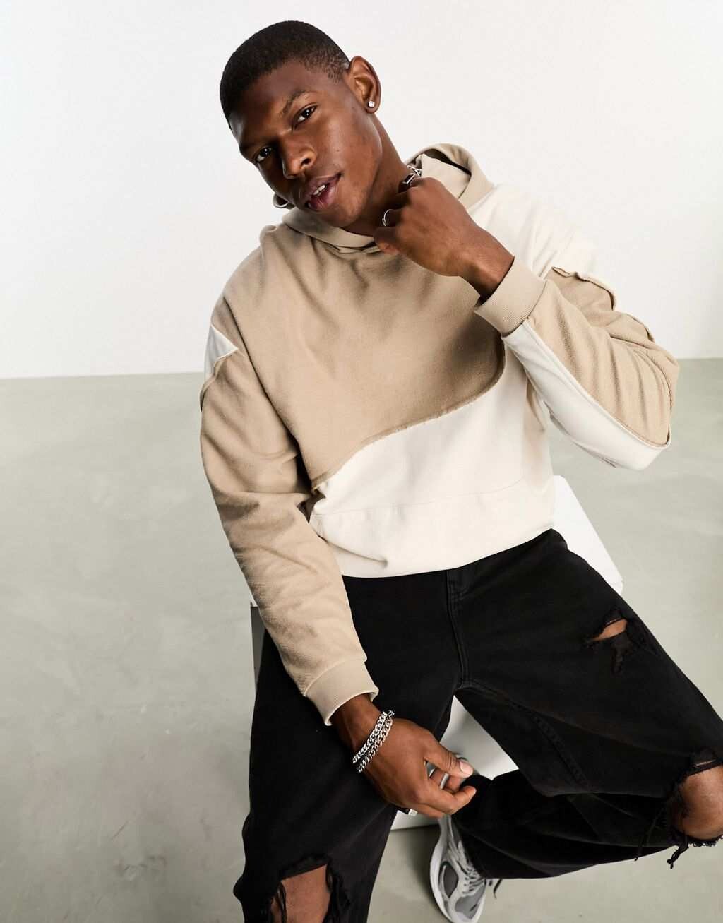 

Объемное худи бежевого цвета с волнистыми вставками ASOS DESIGN