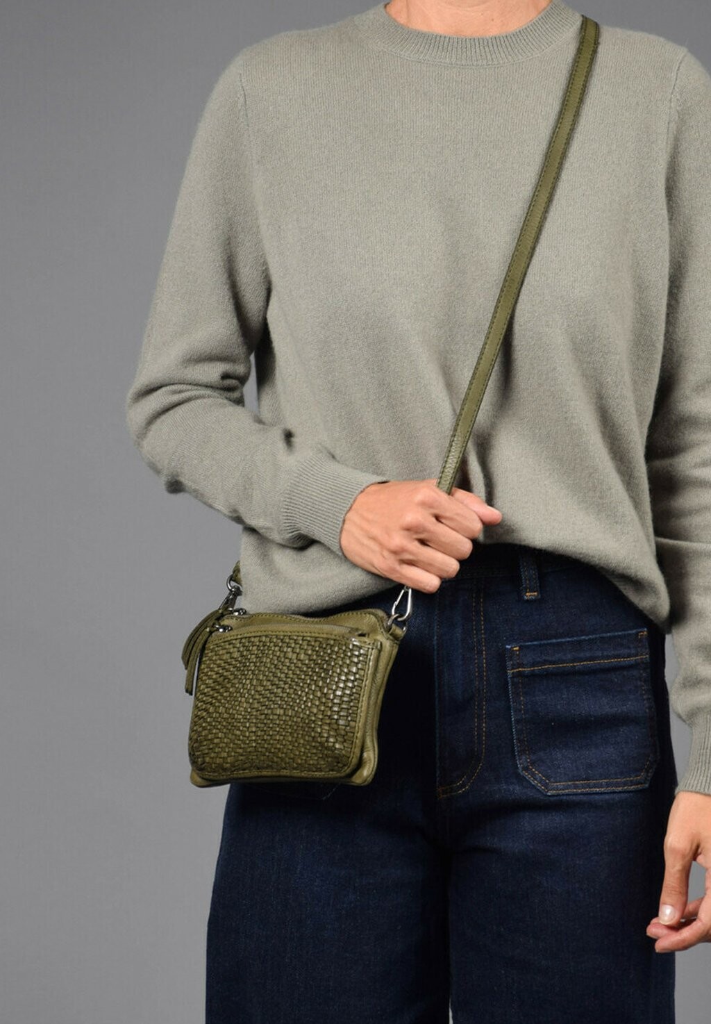 

Сумка через плечо KNITTED MINI The Bagging Co, хаки