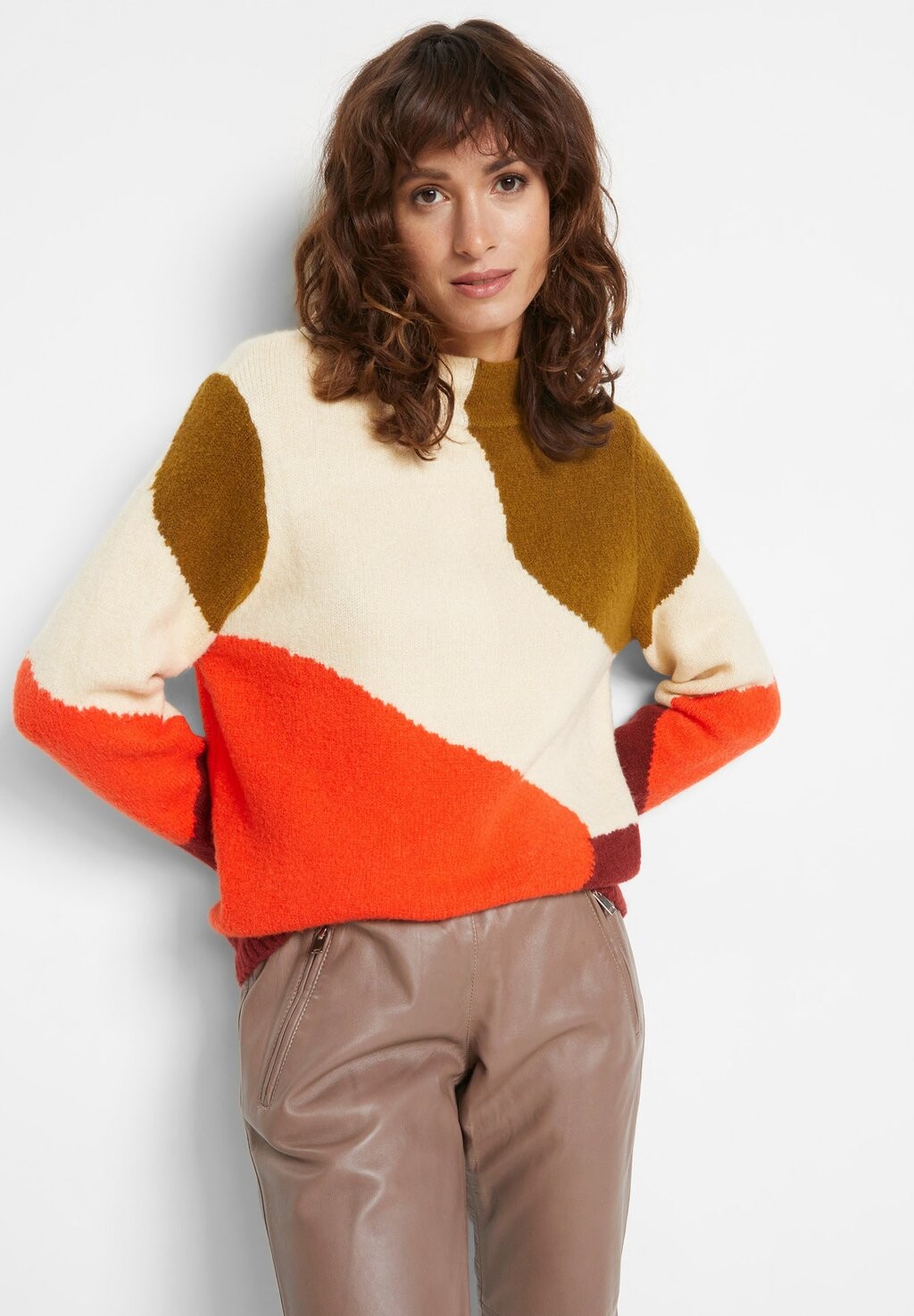 

Свитер Geschnitten Mit Stehkragen bonprix, цвет kastanienrot tieforange mistelgrün kieselbeige